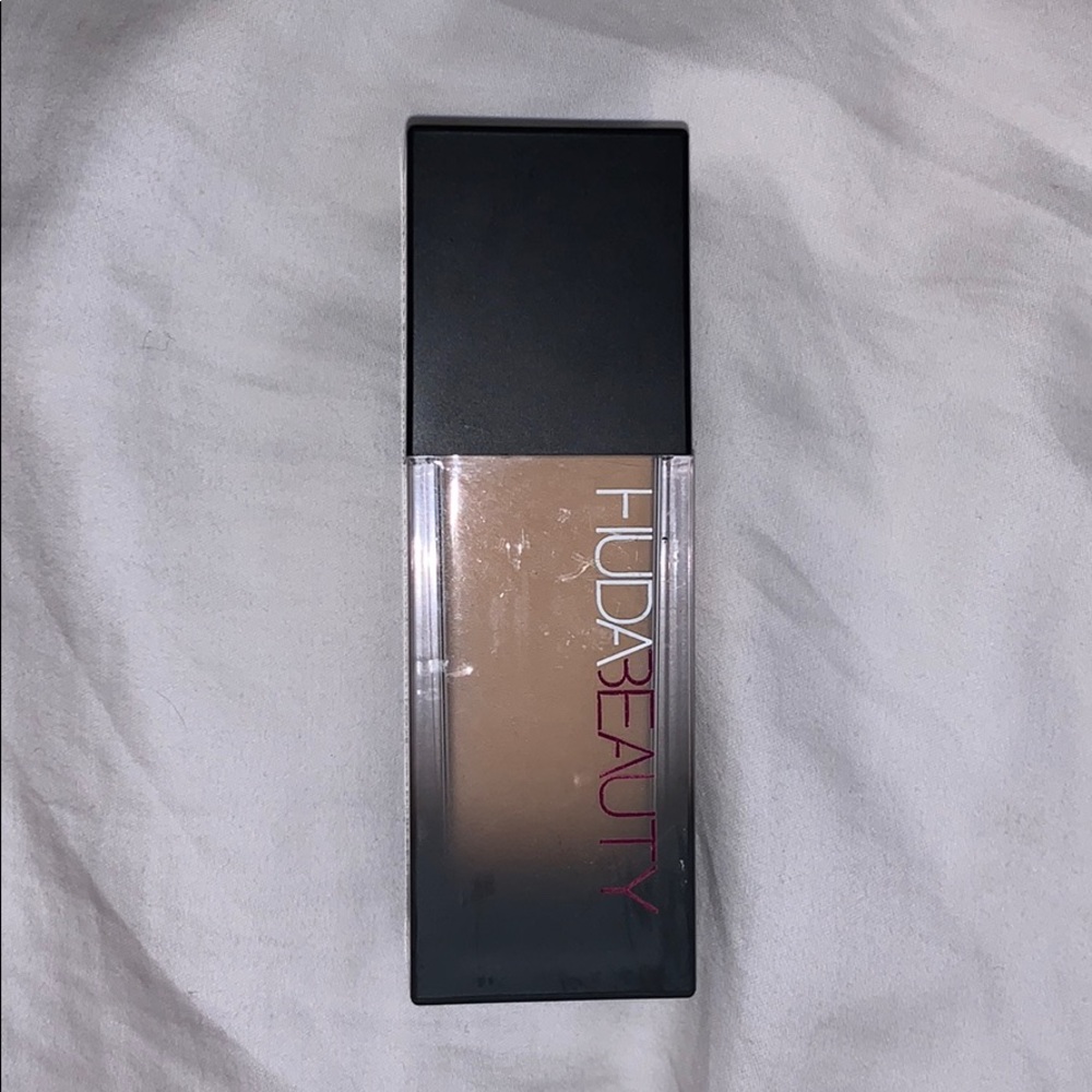 HUDA BEAUTY FOUNDATION IN CUSTARD